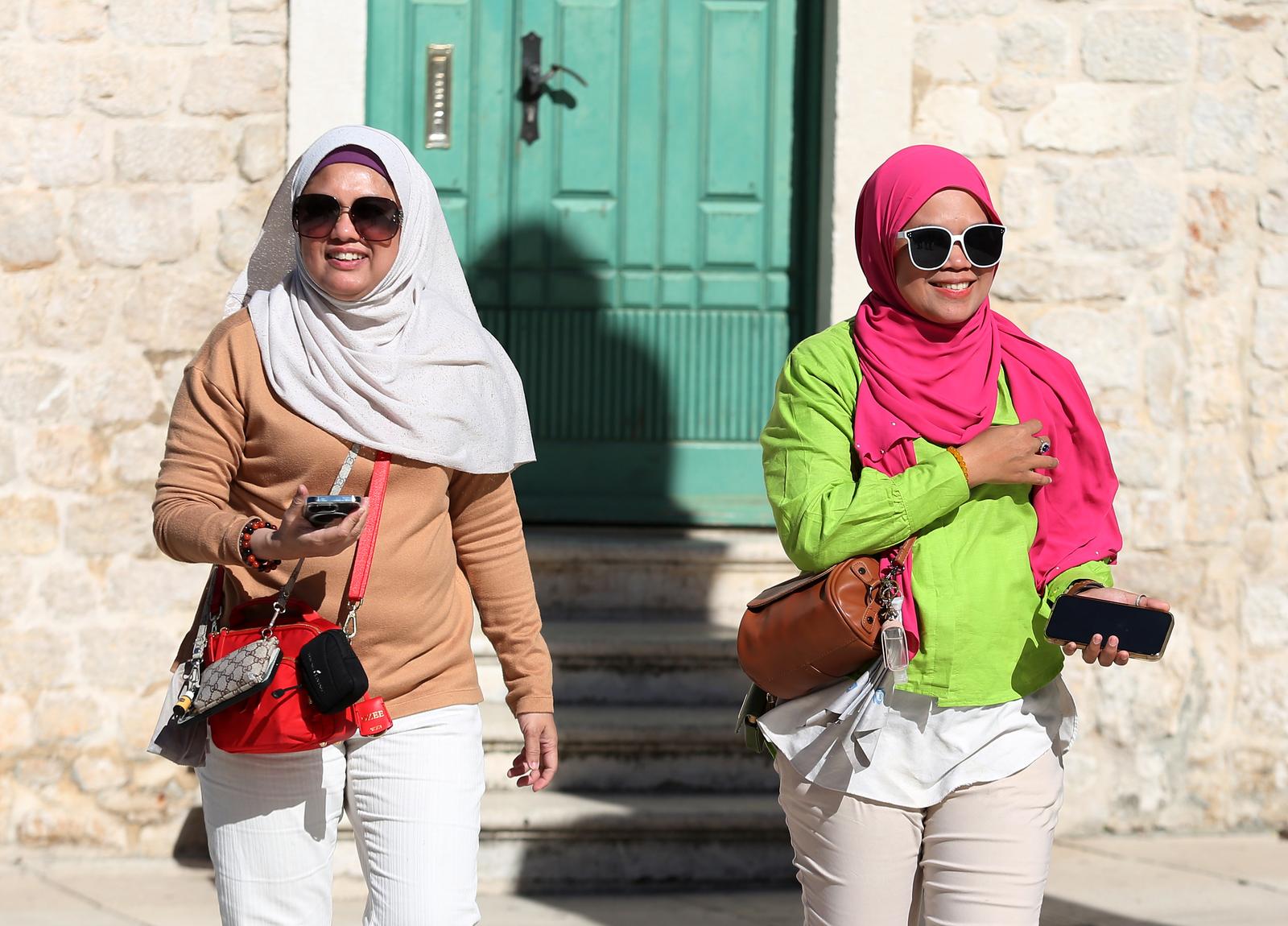 20.09.2022., Sibenik - Turisti iz cijeloga svijeta preplavili sibenske ulice iako se turisticka sezona blizi kraju.   Photo: Dusko Jaramaz/PIXSELL