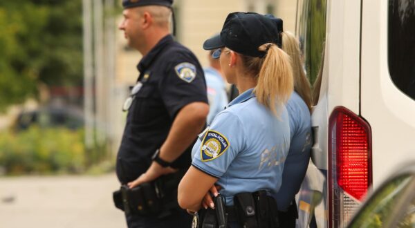 20.08.2022., Zagreb - Policijska marica i automobil su se parkirali na Trgu kralja Tomislava.  Photo: Antonio Jakus/PIXSELL