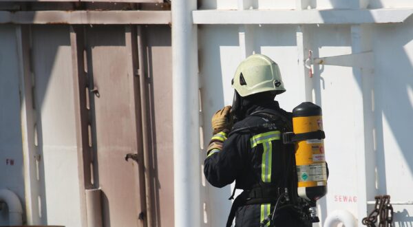20.09.2020.,Sibenik - Jos nije ugasen pozar na brodu Moli, privezanom uz rivu u bivsem TEF-u. Vatre jos ima u utrobi broda, u salonu za goste. rPhoto: Dusko Jaramaz/PIXSELL