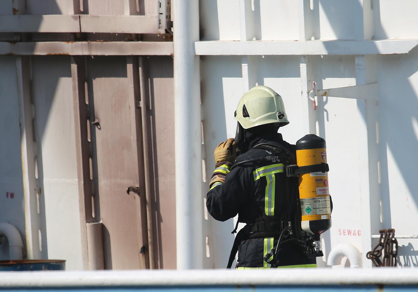 20.09.2020.,Sibenik - Jos nije ugasen pozar na brodu Moli, privezanom uz rivu u bivsem TEF-u. Vatre jos ima u utrobi broda, u salonu za goste. rPhoto: Dusko Jaramaz/PIXSELL
