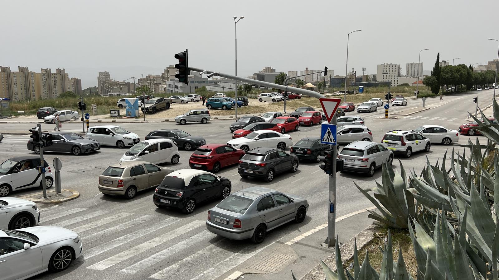 21.06.2024., Split - Kolaps u prometu nastao je zbog nestanka struje zbog kojeg ne rade semafori.  Photo: Ivo Cagalj/PIXSELL