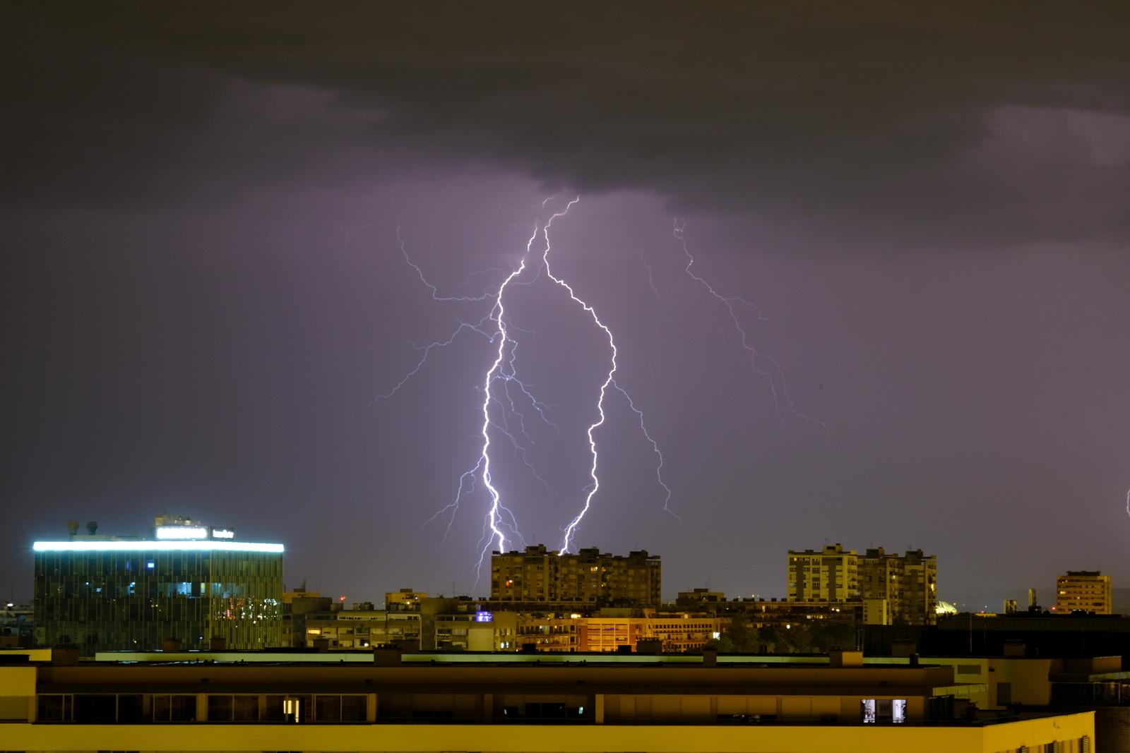 22.05.2022., Zagreb - Nakon nekoliko dana sparnog i vruceg vremena, kratkotrajno nevrijeme zahvatilo je sredisnju Hrvatsku te iscrtalo nebo munjama. Photo: Slaven Branislav Babic/PIXSELL