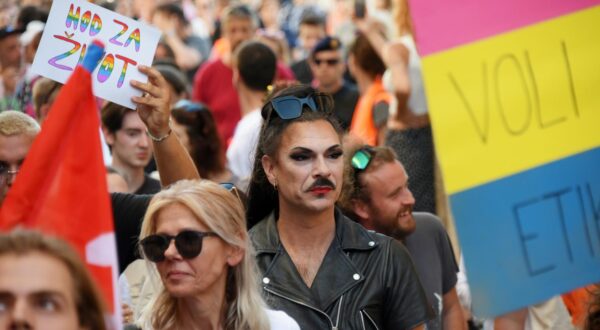 22.06.2024., Pula: Prvi pulski pride, iliti povorka ponosa, prosla je bez ikakvih incidenata uz, za Pulu, nevidjene mjere osiguranja. Rijeka ljudi, uz gromoglasne bubjeve, obisla je cijeli centar grada. Photo: Sasa Miljevic/PIXSELL
