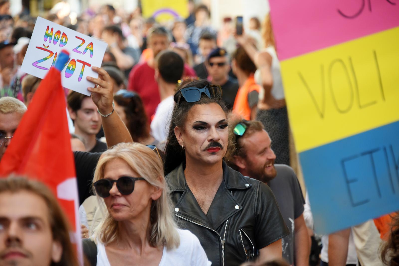 22.06.2024., Pula: Prvi pulski pride, iliti povorka ponosa, prosla je bez ikakvih incidenata uz, za Pulu, nevidjene mjere osiguranja. Rijeka ljudi, uz gromoglasne bubjeve, obisla je cijeli centar grada. Photo: Sasa Miljevic/PIXSELL