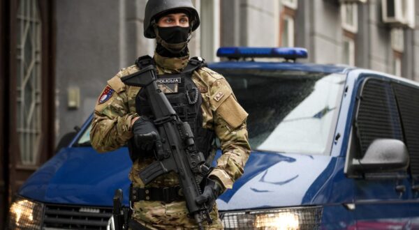 23.04.2024., Sarajevo, Bosna i Hercegovina - Veliki broj pripadnika Specijalne jedinice MUP-a Kantona Sarajeva tijekom cijeloga dana dovode uhicene u jucerasnjoj akciji "Crna kravata". Pretresi koji su u ponedjeljak ujutru zapoceti na vise lokacija u tri kantona u Bosni i Hercegovini zavrsili su sa 23 uhicena. Photo: Armin Durgut/PIXSELL