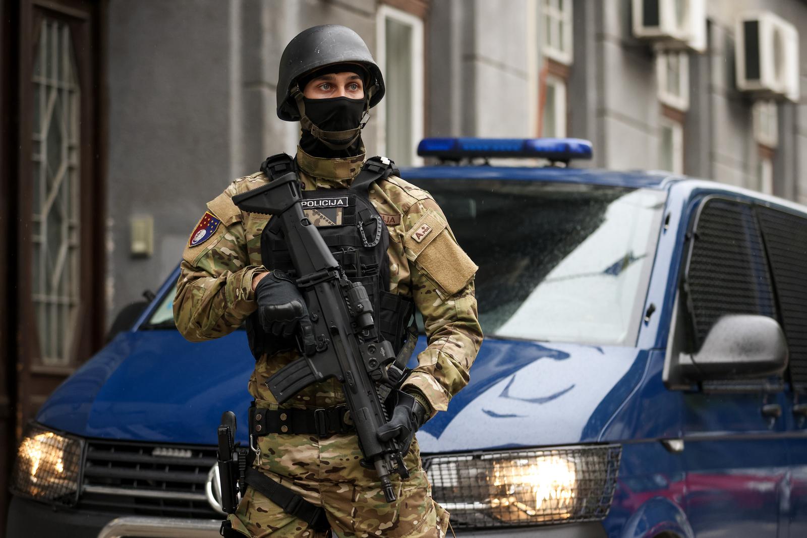 23.04.2024., Sarajevo, Bosna i Hercegovina - Veliki broj pripadnika Specijalne jedinice MUP-a Kantona Sarajeva tijekom cijeloga dana dovode uhicene u jucerasnjoj akciji "Crna kravata". Pretresi koji su u ponedjeljak ujutru zapoceti na vise lokacija u tri kantona u Bosni i Hercegovini zavrsili su sa 23 uhicena. Photo: Armin Durgut/PIXSELL