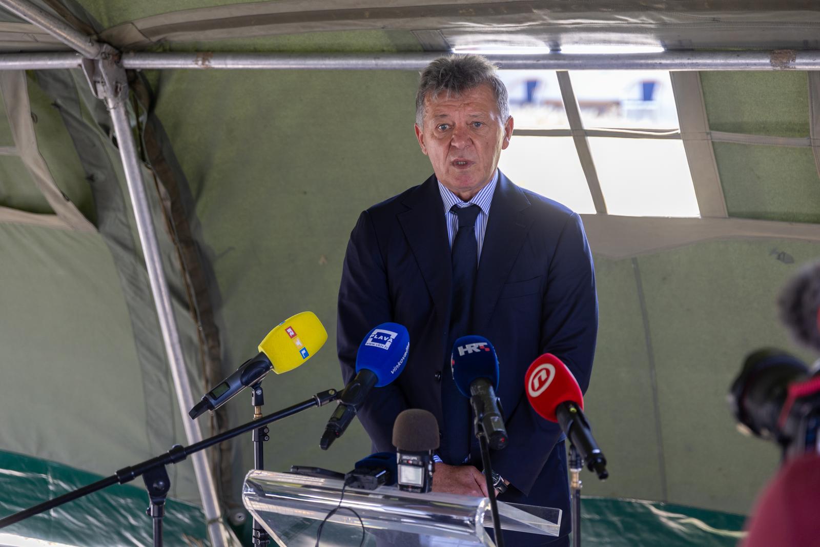 24.06.2024. Vukovar - Ministar Tomo Medved obisao je iskapanja na Petrovackoj doli, potencijalnoj masovnoj grobnici, a onda se susreo s obiteljima nestalih Photo: Borna jaksic/PIXSELL