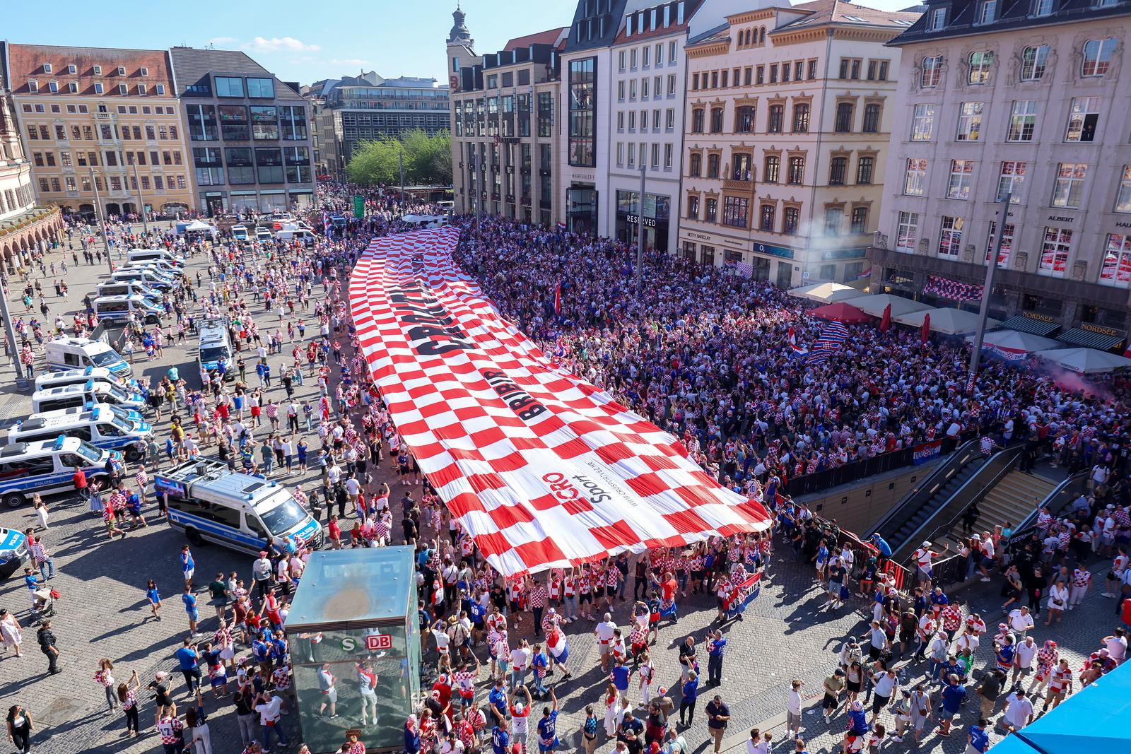 24.06.2024., Leipzig - EURO 2024, Njemacka. Najveca navijacka zastava dugacka 107 metara stigla je u Leipzig gdje ce se odigrati utakmica hrvatska - Italija. Photo: Sanjin Strukic/PIXSELL