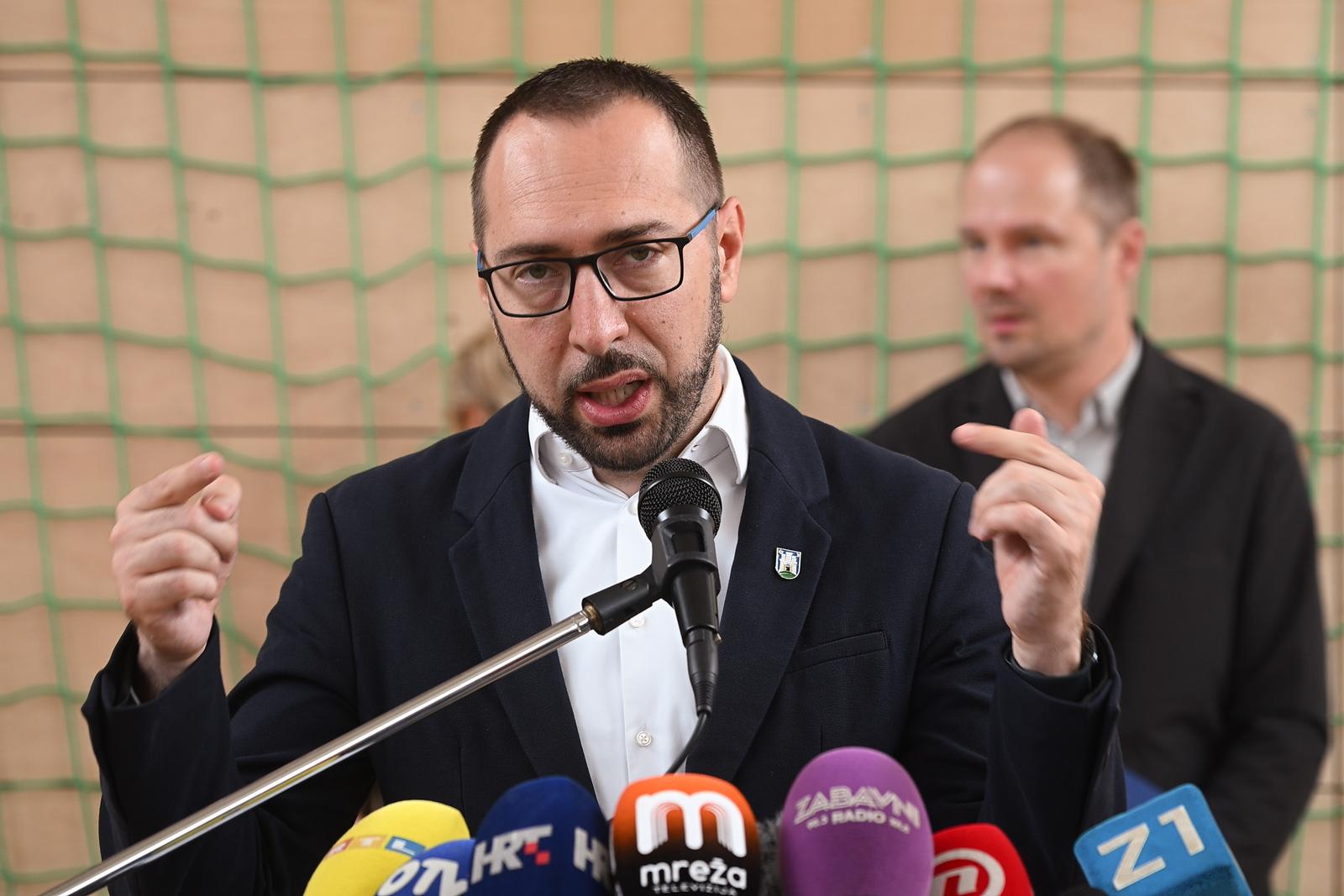 25.06.2024.,Zagreb - Gradonacelnik Grada Zagreba Tomislav Tomasevic posjetio je OS Otok Zagreb te obisao novouredjene sportske dvorane, u drustvu zamjenika gradonacelnika Danijele Dolenec i Luke Korlaeta te suradnika. Tomislav Tomasevic. Photo: Davor Puklavec/PIXSELL