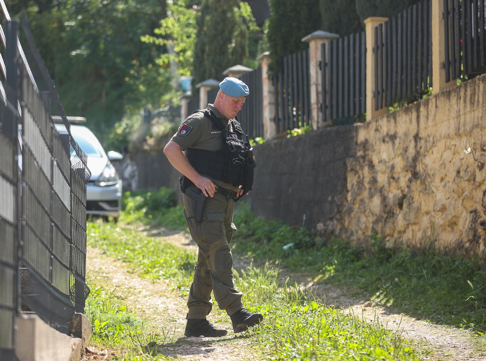 28.06.2024., Sarajevo - Policija radi ocevid u  ulici Zagarici u sarajevskom naselju Sirokaca. Tri tijela pronadjena su u kuci u Sarajevu koja je izgorjela u pozaru koji se dogodio u cetvrtak navecer. Istraga je u tijeku, te bi trebala utvrditi sve okolnosti ovog slucaja. Photo: Armin Durgut/PIXSELL