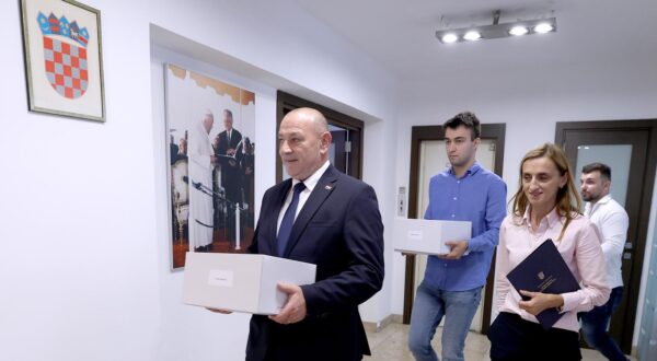 28.06.2024., Zagreb - Kandidat za zamjenika predsjednika HDZ-a Tomo Medved, u ime tima kandidata za predsjednika HDZ-a Andreja Plenkvica, predao je Sredisnjem izbornom povjerenstvu HDZ-a kandidature na unutarstranackim izborima za predsjednika, zamjenika predsjednika i potpredsjednike HDZ-a. Photo: Patrik Macek/PIXSELL