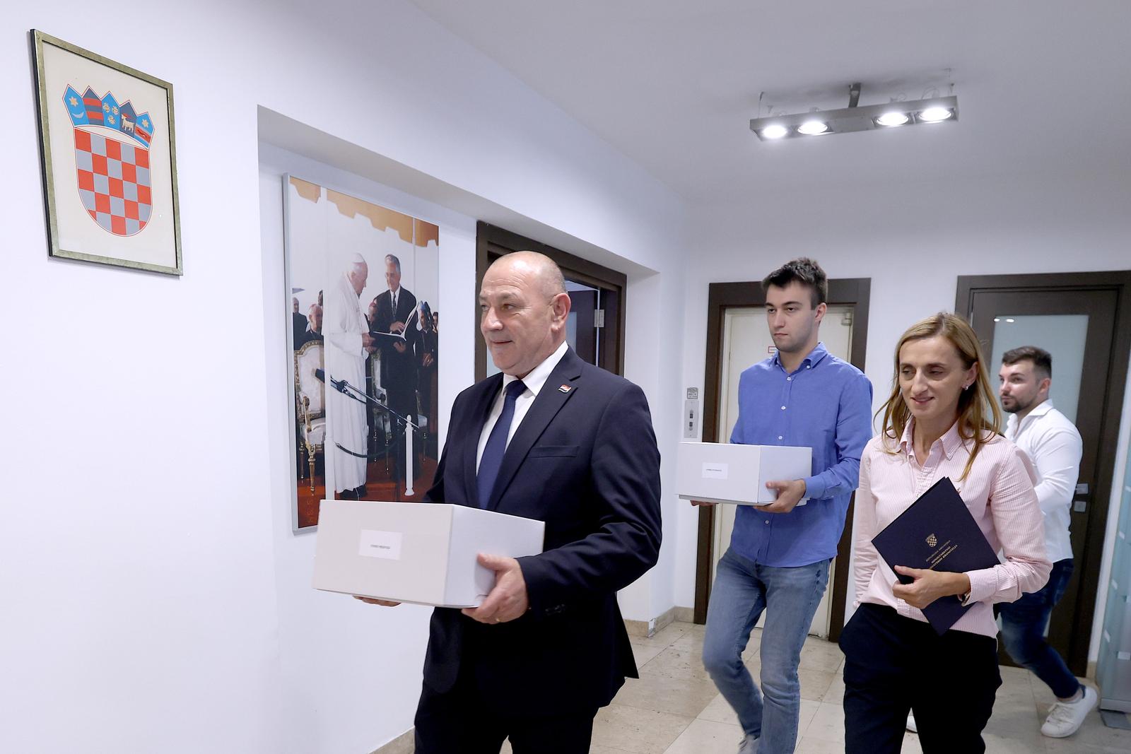 28.06.2024., Zagreb - Kandidat za zamjenika predsjednika HDZ-a Tomo Medved, u ime tima kandidata za predsjednika HDZ-a Andreja Plenkvica, predao je Sredisnjem izbornom povjerenstvu HDZ-a kandidature na unutarstranackim izborima za predsjednika, zamjenika predsjednika i potpredsjednike HDZ-a. Photo: Patrik Macek/PIXSELL