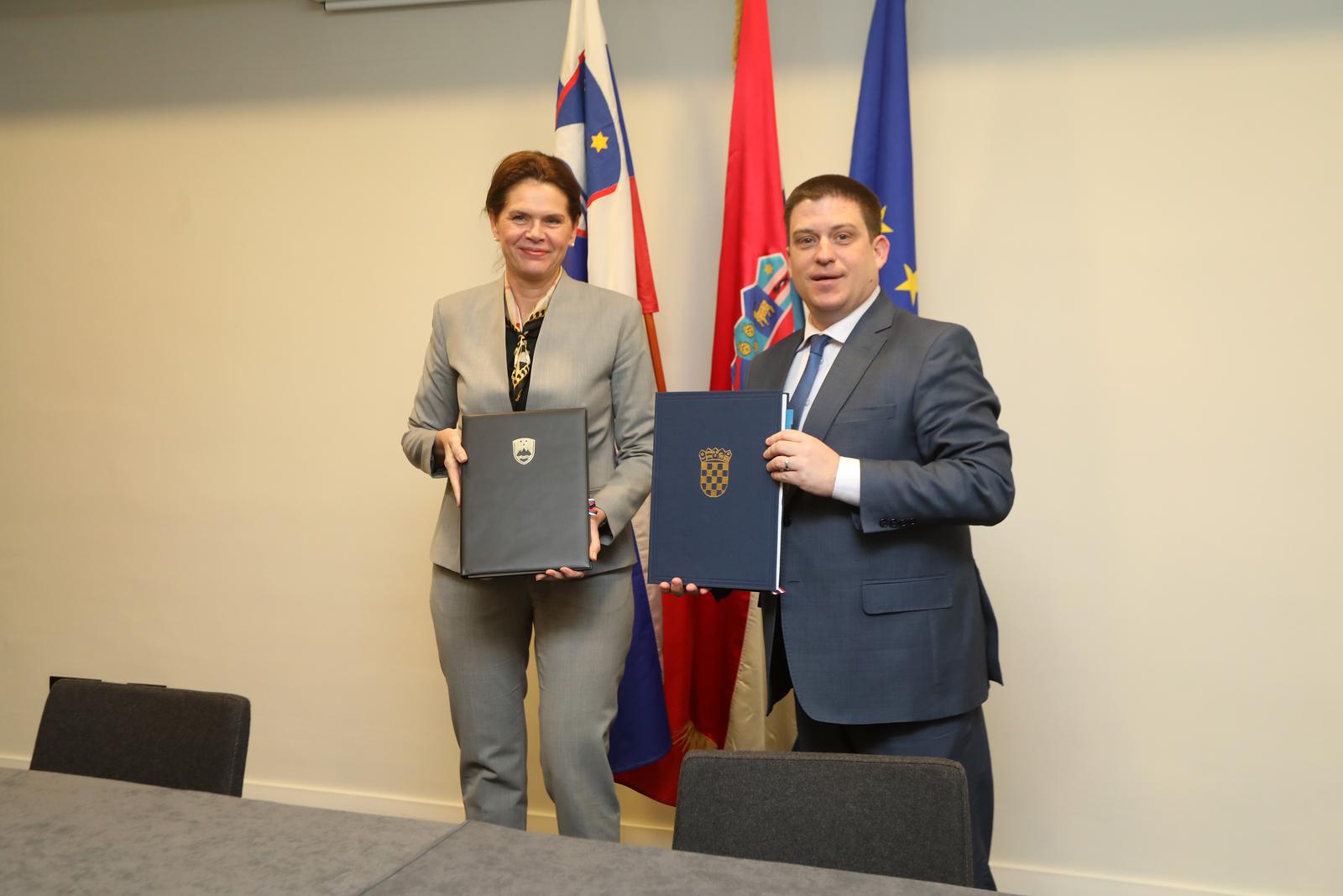 29.03.2023., Opatija - Hrvatsko Slovenski poslovni fotum "Javna ulaganja u graditeljstvu 2023." u hotelu Ambasador. Ministrar mora, prometa i infrastrukture RH Oleg Butkovic i ministrica infrastrukture Slovenije Alenka Bratusek potpisali su Sporazum o izgradnji mosta preko potoka Kamenica izmedju naselja Obrez i Bozakovo.

  Photo: Goran Kovacic/PIXSELL