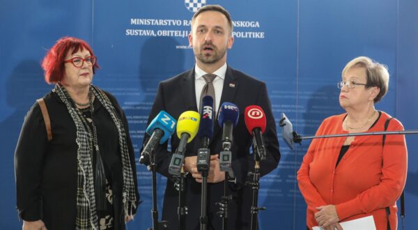 29.11.2023., Zagreb - Konferencija za medije u Ministarstvu rada, mirovinskog sustava, obitelji i socijalne politike nakon sjednice Nacionalnog vijeca za umirovljenike i starije osobe. predsjednica Sindikata umirovljenika Hrvatske Jasna Petrovic, ministar rada, mirovinskoga sustava, obitelji i socijalne politike Marin Piletic, predsjednica Matice umirovljenika Hrvatske Visnja Fortuna Photo: Robert Anic/PIXSELL