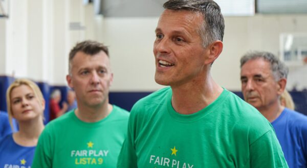 30.05.2024., Sportska dvorana Srpske pravoslavne opce gimnazije Kantakuzina Katarina Brankovic, Zagreb - Pupovac kontra Flege, nogometno – fudbalska utakmica Fair play liste broj 9. Fair play listu br. 9, zajednicku listu za EU izbore cine IDS, Nezavisna platforma Sjever, SDSS, Socijaldemokrati, HSLS, HNS - liberalni demokrati, PGS, Narodna stranka - Reformisti, Unija Kvarner, Istarska stranka umirovljenika, Lista za Rijeku i Demokrati. Valter Flego. Photo: Luka Stanzl/PIXSELL