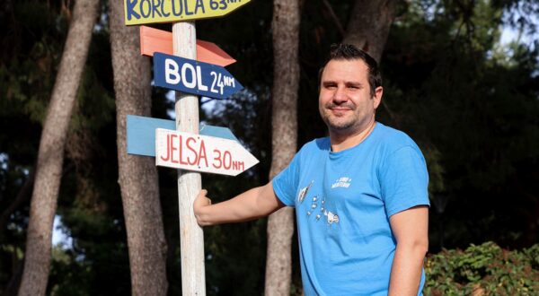 30.05.2024., Split- Direktor festivala mediteranskog filma Alen Munitic u ljetnom kinu Bacvice s putokazima u smjerovima gdje sve kino djeluje. Photo: Ivana Ivanovic/PIXSELL