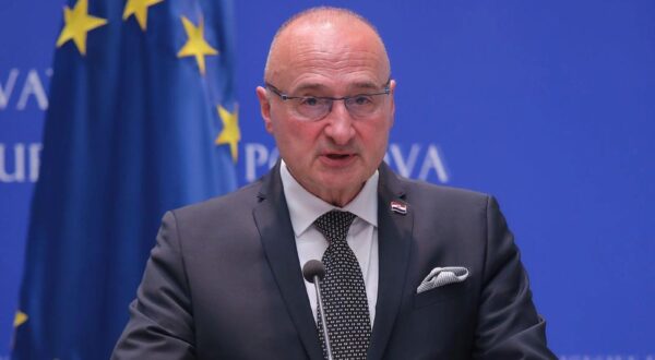 31.05.2024., Zagreb - Ministar vanjskih i europskih poslova Republike Hrvatske Gordan Grlic Radman na konferenciji  za medije nakon sastanka s tajnikom Svete Stolice za odnose s drzavama i medjunarodnim organizacijama nadbiskupom Paulom Richardom Gallagherom u prostorijama Ministar vanjskih i europskih poslova. Photo: Tomislav Miletic/PIXSELL