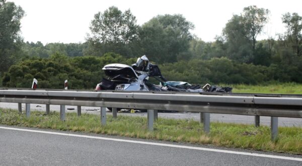 31.05.2024., Novska - Na sjevernoj strani autoceste A3 izmedju cvora Okucani i Novska dogodila se prometna nesreca u kojoj je sudjelovalo teretno i osobno vozilo. Dvije osobe su smrtno stradale dok je jedna osoba prevezena u bolnicu u Novu Gradisku. Policijski ocevid je u tijeku. Photo: Edina Zuko/PIXSELL