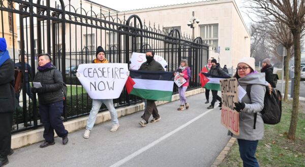 11.01.2024., Ljubljana, Slovenija - Pokret za palestinska prava odrzao je prosvjed ispred veleposlanstva SAD-a trazeci trenutni prekid napada na pojas Gaze. Photo: Ziga Zivulovic jr./F.A. BOBO