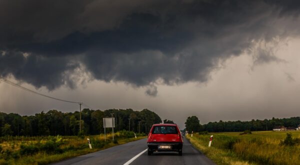 18.07.2021., Petrijevci - Tijekom predvecerja grmljavinsko nevrijeme zahvatilo je istok Hrvatske.