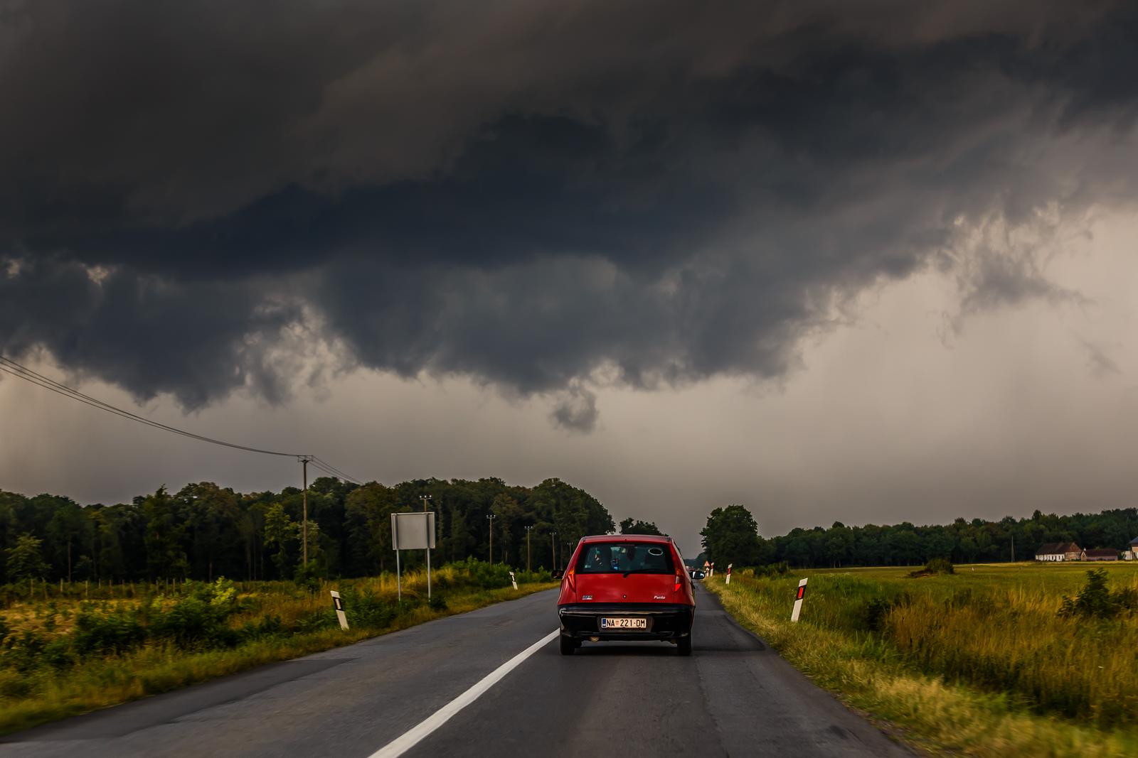 18.07.2021., Petrijevci - Tijekom predvecerja grmljavinsko nevrijeme zahvatilo je istok Hrvatske.