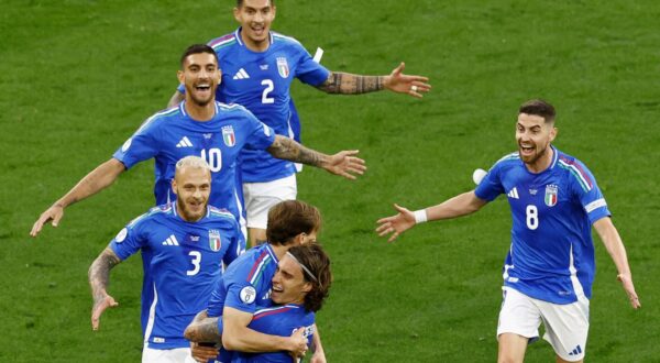 Soccer Football - Euro 2024 - Group B - Italy v Albania - Dortmund BVB Stadion, Dortmund, Germany - June 15, 2024 Italy's Nicolo Barella celebrates scoring their second goal with Riccardo Calafiori and teammates REUTERS/Piroschka Van De Wouw Photo: Piroschka van de Wouw/REUTERS