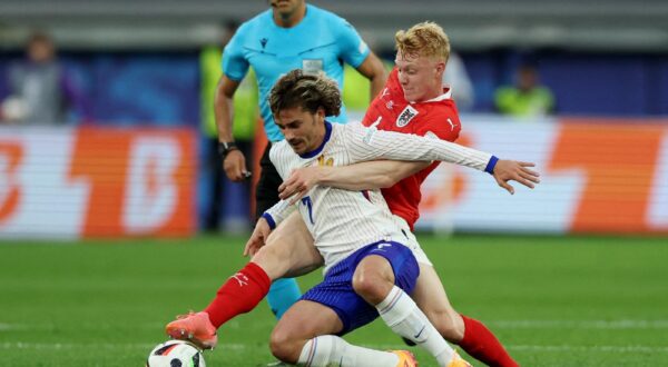 Soccer Football - Euro 2024 - Group D - Austria v France - Dusseldorf Arena, Dusseldorf, Germany - June 17, 2024 France's Antoine Griezmann in action with Austria's Nicolas Seiwald REUTERS/Thilo Schmuelgen Photo: Thilo Schmuelgen/REUTERS