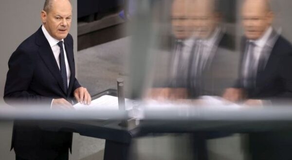 epaselect epa11392617 German Chancellor Olaf Scholz addresses the German parliament 'Bundestag' in Berlin, Germany, 06 June 2024. German Chancellor Scholz will deliver a speech on the current security situation at the beginning of the plenary session of the German parliament.  EPA/CLEMENS BILAN