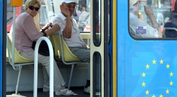 01.07.2011., Trg bana Josipa Jelacica, Zagreb - Ilustracije na temu: penzioneri. Dvoje starijih ljudi sjede u tramvaju i masu a pored njih na tramvaju oslikane zvjezdice europske unije.rPhoto: Sanjin Strukic/PIXSELL
