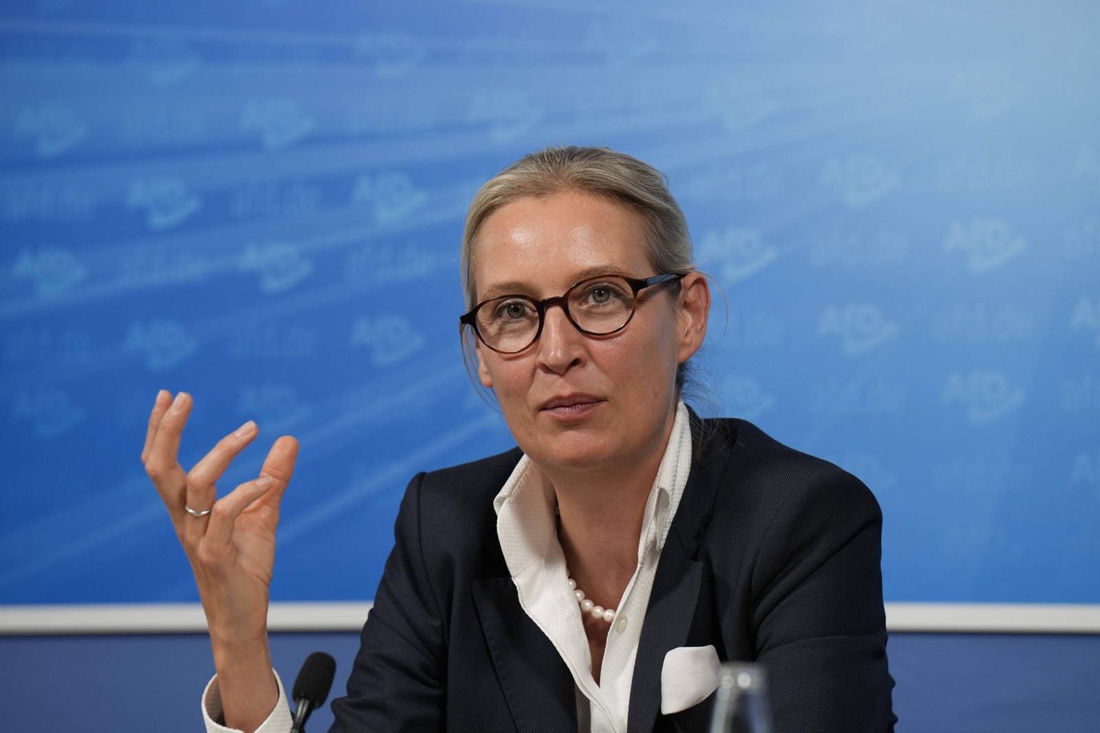 AfD, Alice Weidel Wahlnachlese Europawahl mit den Bundessprechern der AFD Alice Weidel und Tino Chrupalla sowie RenĂ© Aust im Tagungszentrum der Bundespressekonferenz Berlin Berlin GER *** AfD, Alice Weidel Election Review European Election with the Federal Spokespersons of the AFD Alice Weidel and Tino Chrupalla as well as RenĂ© Aust at the Conference Center of the Federal Press Conference Berlin Berlin GER,Image: 880436914, License: Rights-managed, Restrictions: imago is entitled to issue a simple usage license at the time of provision. Personality and trademark rights as well as copyright laws regarding art-works shown must be observed. Commercial use at your own risk., Credit images as "Profimedia/ IMAGO", Model Release: no, Credit line: Bernd Elmenthaler / imago stock&people / Profimedia