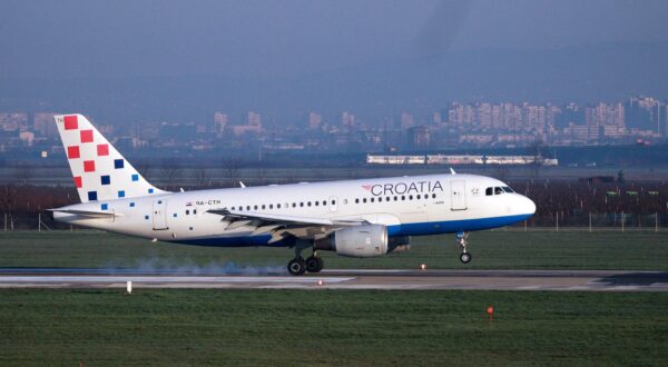 11.04.2013., Zagreb - Slijetanje aviona Croatia Airlinesa u Zracnu luku Zagreb. Photo: Borna Filic/PIXSELL