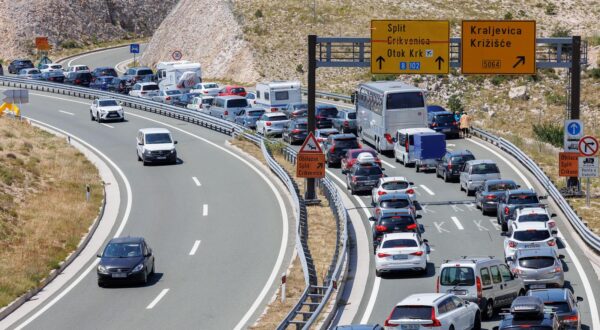 15.07.2023.., Rijeka - Kolona vozila na autocesti A7 izmedu tunela BURLICA i cvora SMRIKA u smjeru mosta Krk. Vozi se uz ogranicenje brzine 40 km/h. Kolona vozila proteze se oko 3 km. Smjer Crikvenica, Novi Vinodolski Krcki most. Photo: Nel Pavletic/PIXSELL