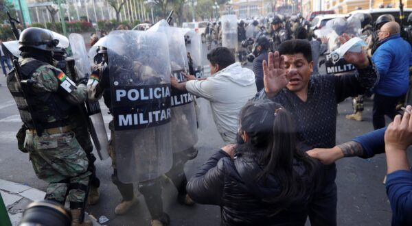 epa11440762 Followers of Bolivian President Luis Arce protest against military personnel trying to enter the government headquarters in La Paz, Bolivia, 26 June 2024. A group of soldiers led by Bolivian Army general commander Juan Jose Zuniga entered Plaza Murillo on 26 June 2024 using a tank to knock down the door of the government headquarters. The soldiers withdrew after Bolivian President Luis Arce changed the heads of the entire military high command, describing the action as a coup attempt.  EPA/Luis Gandarillas