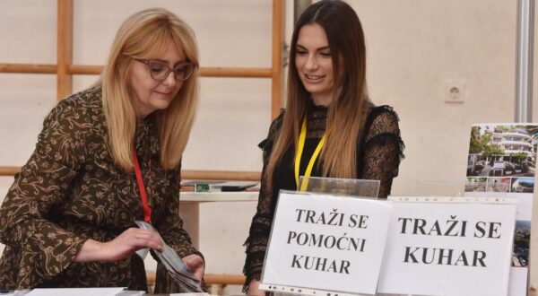 21.03.2017., Knin -rU sportskoj  dvorani srednje skole Lovre Montija u Kninu otvoreni su Dani poslova u turizmu. Projekt je nastao u organizaciji Ministarstva rada i mirovinskoga sustava, Ministarstva turizma, Hrvatskog zavoda za zaposljavanje, Hrvatske turisticke zajednice, Hrvatske gospodarske komore, Hrvatske obrtnicke komore, Hrvatske udruge poslodavaca i Udruge poslodavaca u hotelijerstvu s ciljem osiguranja bolje vidljivosti zanimanja u turizmu i mogucnosti zaposljavanja koje pruza turisticki sektor.rPhoto: Hrvoje Jelavic/PIXSELL