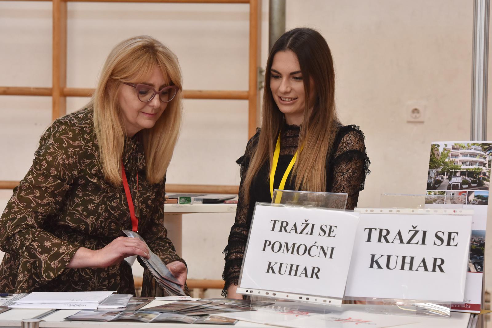 21.03.2017., Knin -rU sportskoj  dvorani srednje skole Lovre Montija u Kninu otvoreni su Dani poslova u turizmu. Projekt je nastao u organizaciji Ministarstva rada i mirovinskoga sustava, Ministarstva turizma, Hrvatskog zavoda za zaposljavanje, Hrvatske turisticke zajednice, Hrvatske gospodarske komore, Hrvatske obrtnicke komore, Hrvatske udruge poslodavaca i Udruge poslodavaca u hotelijerstvu s ciljem osiguranja bolje vidljivosti zanimanja u turizmu i mogucnosti zaposljavanja koje pruza turisticki sektor.rPhoto: Hrvoje Jelavic/PIXSELL