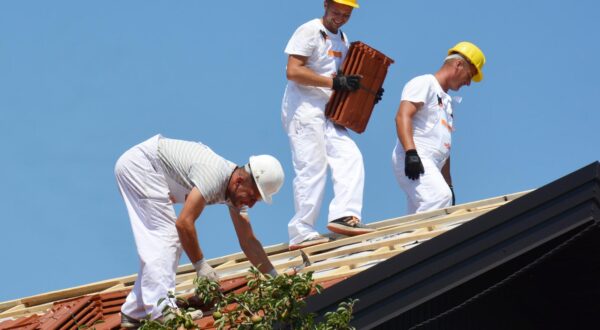 20.07.2015., Petrinja - Ministrica graditeljstva Anka Mrak Taritas u pratnji gradonacelnika Darinka Dumbovica obisla je grad i nekoliko gradilista na kojima se provodi program energetske obnove obiteljskih kuca. Photo: Nikola Cutuk/PIXSELL