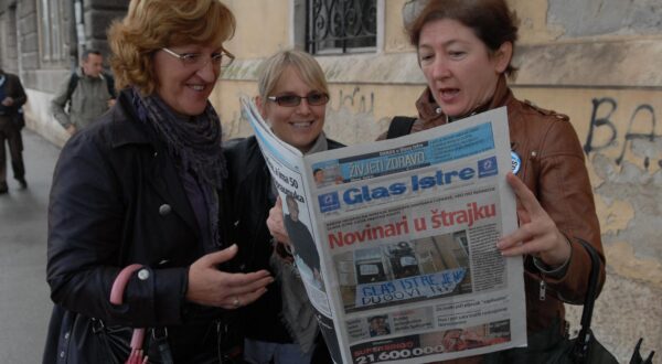 08.11.2010.,Pula - Novinari Glasa Istre od jutra su pred zgradom redakcije u koju ih nisu pustili zastitari te im onemogucili dolazak u redakciju,protestirali su i dijelili "Pravi Glas Istre"rte transparentima pozivali Puljane da zatrube za podrsku.Novine Glas Istre danas na kioscima u standardnom formatu samo s manje tekstova iz Pule .Novinari kometiraju izdanjerPhoto: Dusko Marusic/PIXSELL