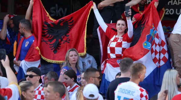 19.06.2024., Hamburg - EURO, Njemacka. Navijacko ludilo u gradu se nastavlja. Hrvatski i Albanski navijaci nakon utakmice nastavili se zabavljati uz pjesmu i navijanje. Photo: Sanjin Strukic/PIXSELL