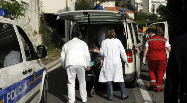 20.04.2009. Lozica Hrvatska - Teska prometna nesreca na predjelu Lozica blizu Dubrovnika. Vozac zelene Astre (na nosilima) isao se parkirati u garazu preko pune crte kad je na njega naletio kombi iz suprotnog smjera.Vozac je ozlijedjen i prevezen u bolnicu.rPhoto: Grgo Jelavic/24sata