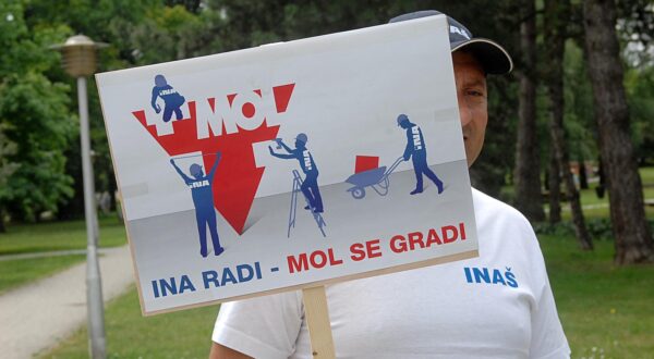 15.07.2013., Sisak - Radnici INA-e u Ulici F. Lovrica besplatno su prali vjetrobranska stakla zeleci na taj nacin ukazati na stanje u INA-i, pozivajuci Vladu RH da zaustavi sustavno pretvaranje INA-e u MOL-ovu podruznicu.rPhoto: Nikola Cutuk/PIXSELL