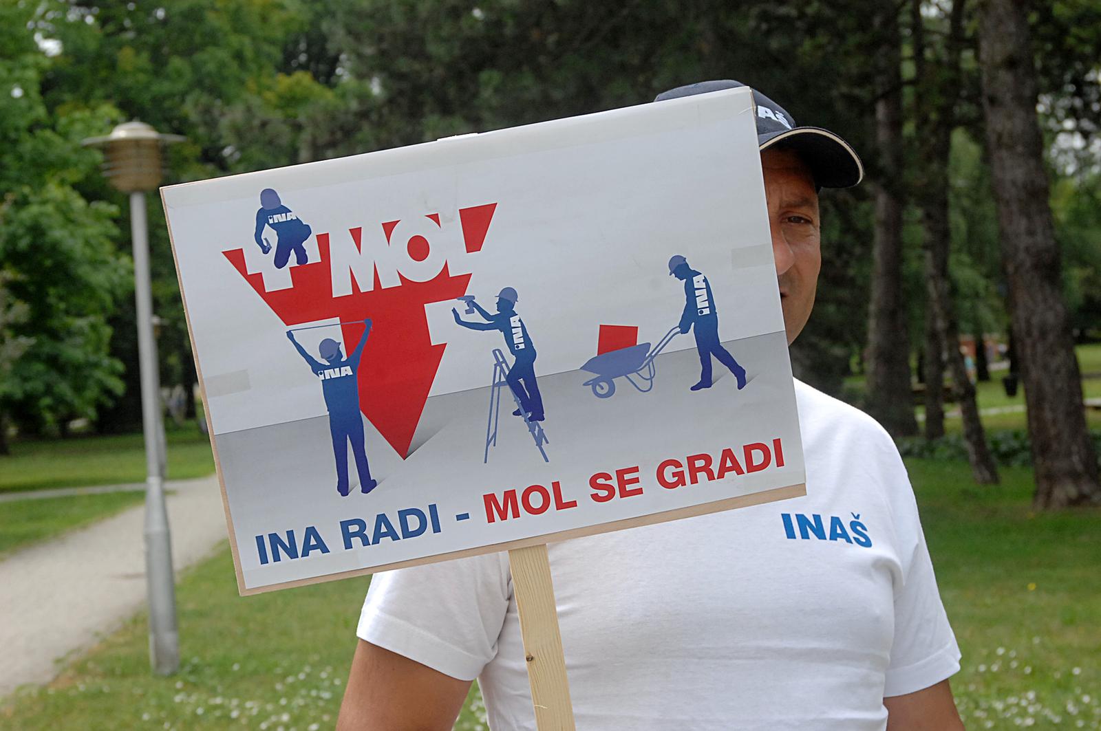 15.07.2013., Sisak - Radnici INA-e u Ulici F. Lovrica besplatno su prali vjetrobranska stakla zeleci na taj nacin ukazati na stanje u INA-i, pozivajuci Vladu RH da zaustavi sustavno pretvaranje INA-e u MOL-ovu podruznicu.rPhoto: Nikola Cutuk/PIXSELL