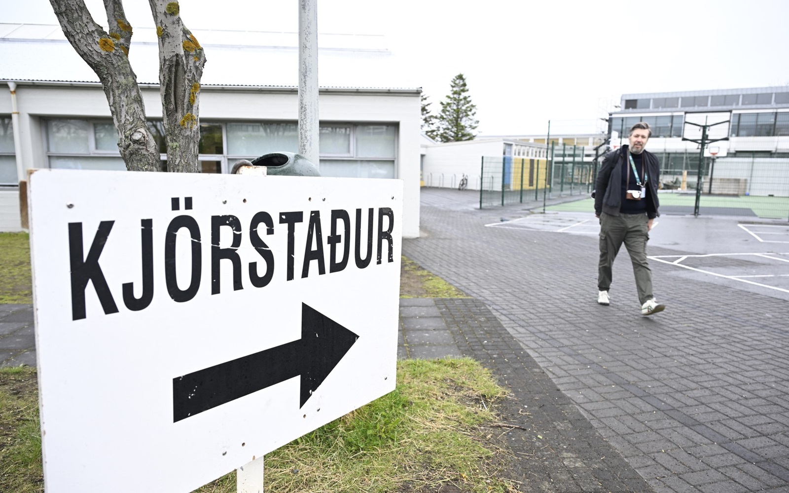 A sign indicates the way to a polling station in Reykjavik on June 1, 2024 during the presendential election.,Image: 878071702, License: Rights-managed, Restrictions: , Model Release: no, Credit line: Halldor KOLBEINS / AFP / Profimedia