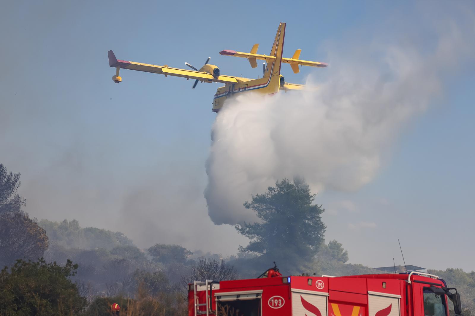 07.09.2023., Zadar - U gradskom naselju Diklo izbio je veliki pozar. Nakon kratke akcije kanadera, pozar je ugasen.  Photo: Dino Stanin/PIXSELL