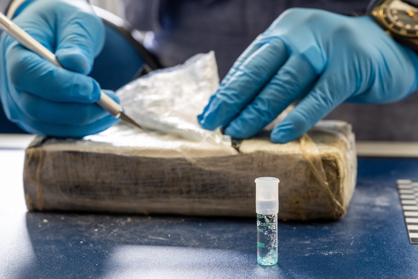 11 July 2022, Bavaria, Munich: A customs officer takes a sample from part of the cocaine seized for the largest single seizure of cocaine in Bavaria to date, which is examined using a test tube. Representatives of the Joint Narcotics Investigation Group (JIT) Northern Bavaria, the Customs Investigation Office in Munich, the Bavarian State Criminal Police Office and the Public Prosecutor's Office in Aschaffenburg were involved in the operation. Photo: Peter Kneffel/dpa,Image: 707381640, License: Rights-managed, Restrictions: , Model Release: no, Credit line: Peter Kneffel / DPA / Profimedia
