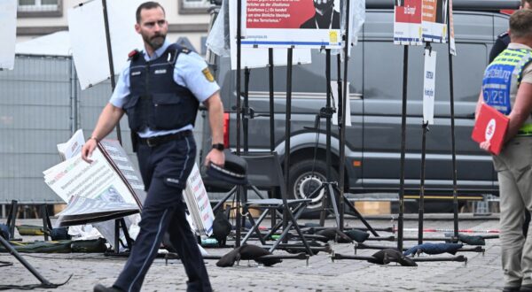 Police officers work at the scene where several people were injured in a knife attack on May 31, 2024 in Mannheim, western Germany. Media reported that a prominent Islam critic was among those targeted. A man with a knife attacked and injured several people on the market square in Mannheim at around 11.35 am, police said in a statement. Police then shot at the attacker, who was also injured as a result.,Image: 877921927, License: Rights-managed, Restrictions: , Model Release: no, Credit line: Kirill KUDRYAVTSEV / AFP / Profimedia