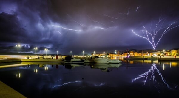 19.01.2023., Kastel Stari - Tijekom veceri sire splitsko podrucje zahvatilo je grmljavinsko nevrijeme. Photo: Zvonimir Barisin/PIXSELL