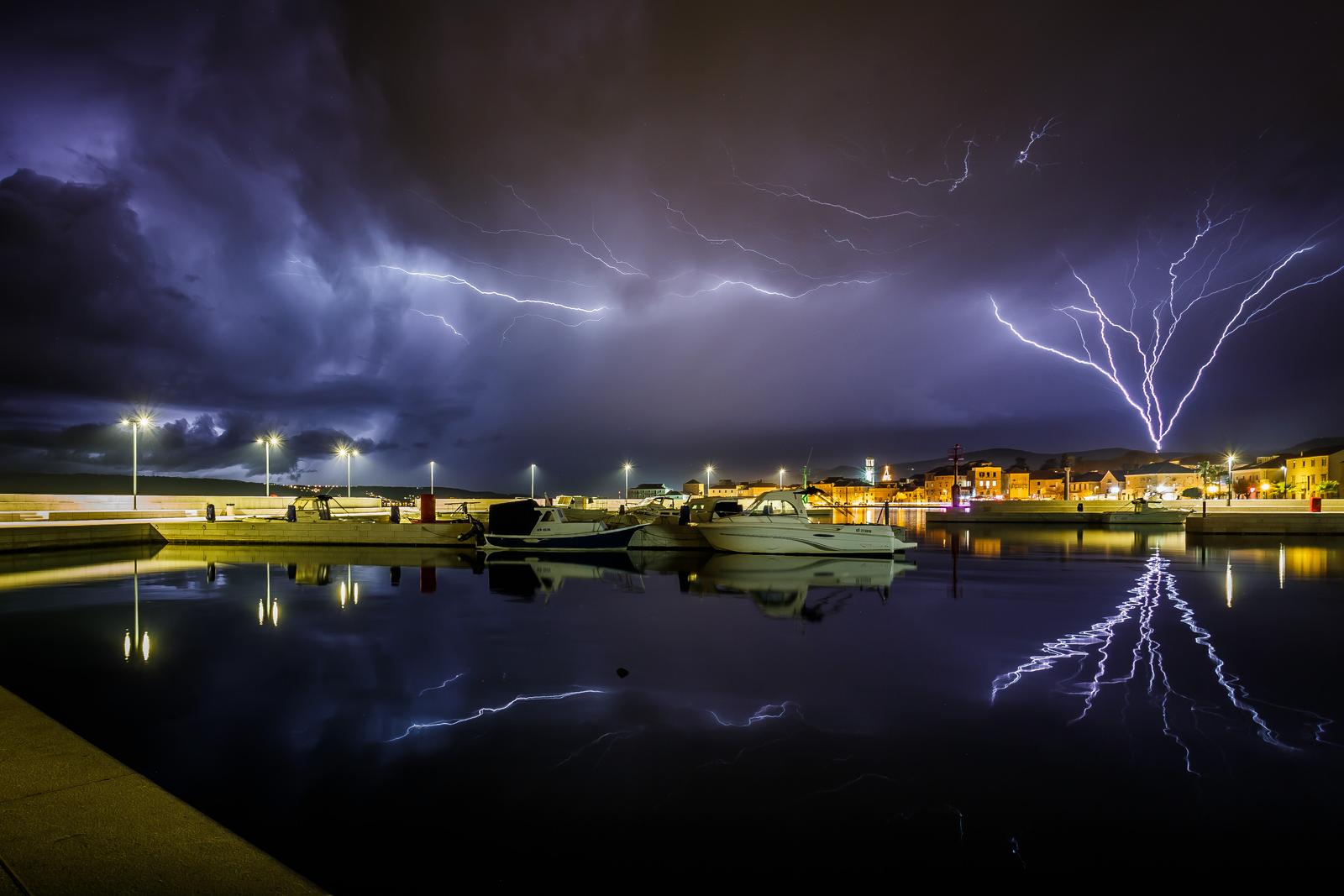 19.01.2023., Kastel Stari - Tijekom veceri sire splitsko podrucje zahvatilo je grmljavinsko nevrijeme. Photo: Zvonimir Barisin/PIXSELL