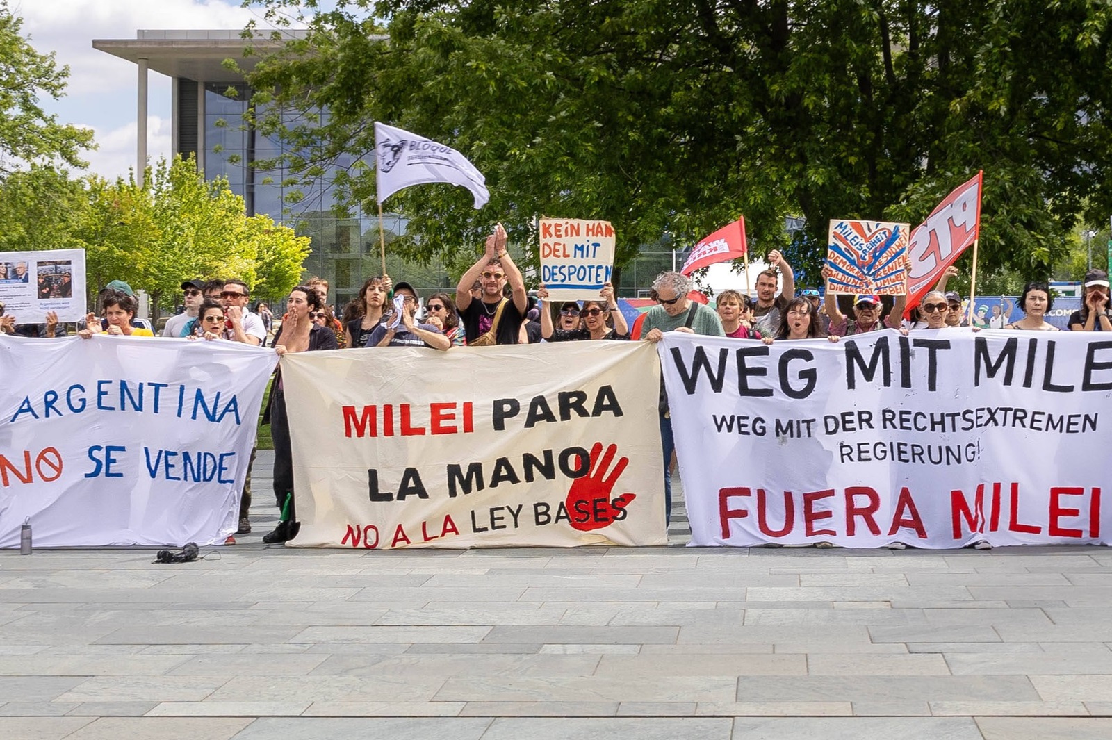 Demonstranten, Sozialisten, Demonstration gegen Milei Bundeskanzler Scholz empfängt den Präsidenten der Republik Argentinien, Milei, am 23.06.2024 in Berlin, Bundeskanzleramt, Deutschland *** Demonstrators, socialists, demonstration against Milei Federal Chancellor Scholz receives the President of the Republic of Argentina, Milei, on 23 06 2024 in Berlin, Federal Chancellery , Germany,Image: 884073142, License: Rights-managed, Restrictions: imago is entitled to issue a simple usage license at the time of provision. Personality and trademark rights as well as copyright laws regarding art-works shown must be observed. Commercial use at your own risk., Credit images as "Profimedia/ IMAGO", Model Release: no, Credit line: Frank Gaeth / imago stock&people / Profimedia