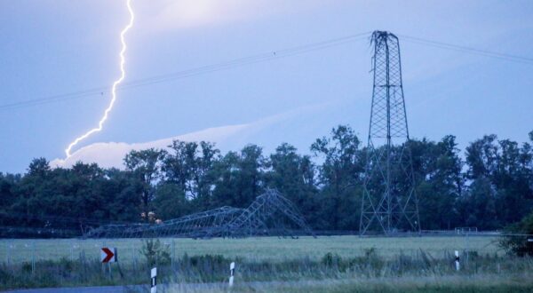 Schwere Unwetter zogen am Dienstag über weite Teile Sachsens hinweg. Besonders heftig traf es Nordsachsen und den Landkreis Meißen. Eine sogenannte Superzelle sorgte für schwere Verwüstungen in Gröditz. Dächer wurden abgedeckt, große Bäume umgeknickt. Mehrere Quadratmeter eines Mehrfamilienhauses wurde vom Orkan abgedeckt. Der Bahnverkehr kam zum Erliegen. Anwohner sprechen von einem Tornado. In Nauwalde wurden große Hochspannungsmasten einfach umgeknickt. Die Aufräumarbeiten werden Tage andauern. Nauwalde Sachsen Deutschland *** Severe storms swept across large parts of Saxony on Tuesday Northern Saxony and the district of Meißen were hit particularly hard A so-called supercell caused severe devastation in Gröditz Roofs were cov,Image: 882783442, License: Rights-managed, Restrictions: imago is entitled to issue a simple usage license at the time of provision. Personality and trademark rights as well as copyright laws regarding art-works shown must be observed. Commercial use at your own risk., Credit images as "Profimedia/ IMAGO", Model Release: no, Credit line: Bernd März / imago stock&people / Profimedia