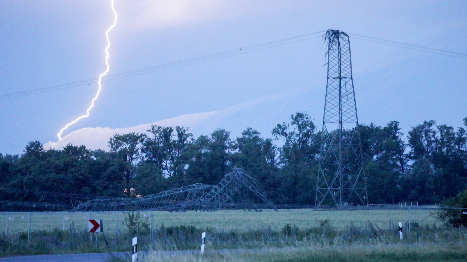 Schwere Unwetter zogen am Dienstag über weite Teile Sachsens hinweg. Besonders heftig traf es Nordsachsen und den Landkreis Meißen. Eine sogenannte Superzelle sorgte für schwere Verwüstungen in Gröditz. Dächer wurden abgedeckt, große Bäume umgeknickt. Mehrere Quadratmeter eines Mehrfamilienhauses wurde vom Orkan abgedeckt. Der Bahnverkehr kam zum Erliegen. Anwohner sprechen von einem Tornado. In Nauwalde wurden große Hochspannungsmasten einfach umgeknickt. Die Aufräumarbeiten werden Tage andauern. Nauwalde Sachsen Deutschland *** Severe storms swept across large parts of Saxony on Tuesday Northern Saxony and the district of Meißen were hit particularly hard A so-called supercell caused severe devastation in Gröditz Roofs were cov,Image: 882783442, License: Rights-managed, Restrictions: imago is entitled to issue a simple usage license at the time of provision. Personality and trademark rights as well as copyright laws regarding art-works shown must be observed. Commercial use at your own risk., Credit images as "Profimedia/ IMAGO", Model Release: no, Credit line: Bernd März / imago stock&people / Profimedia